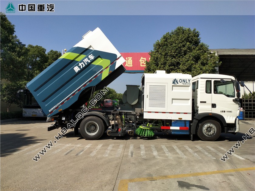 重汽豪沃T5G大型洗扫车照片