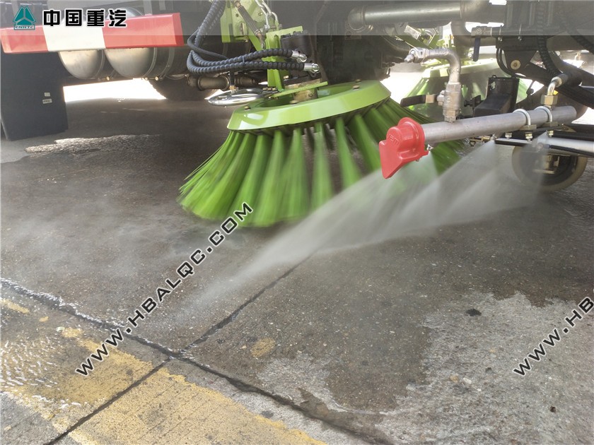重汽豪沃T5G大型洗扫车作业照片